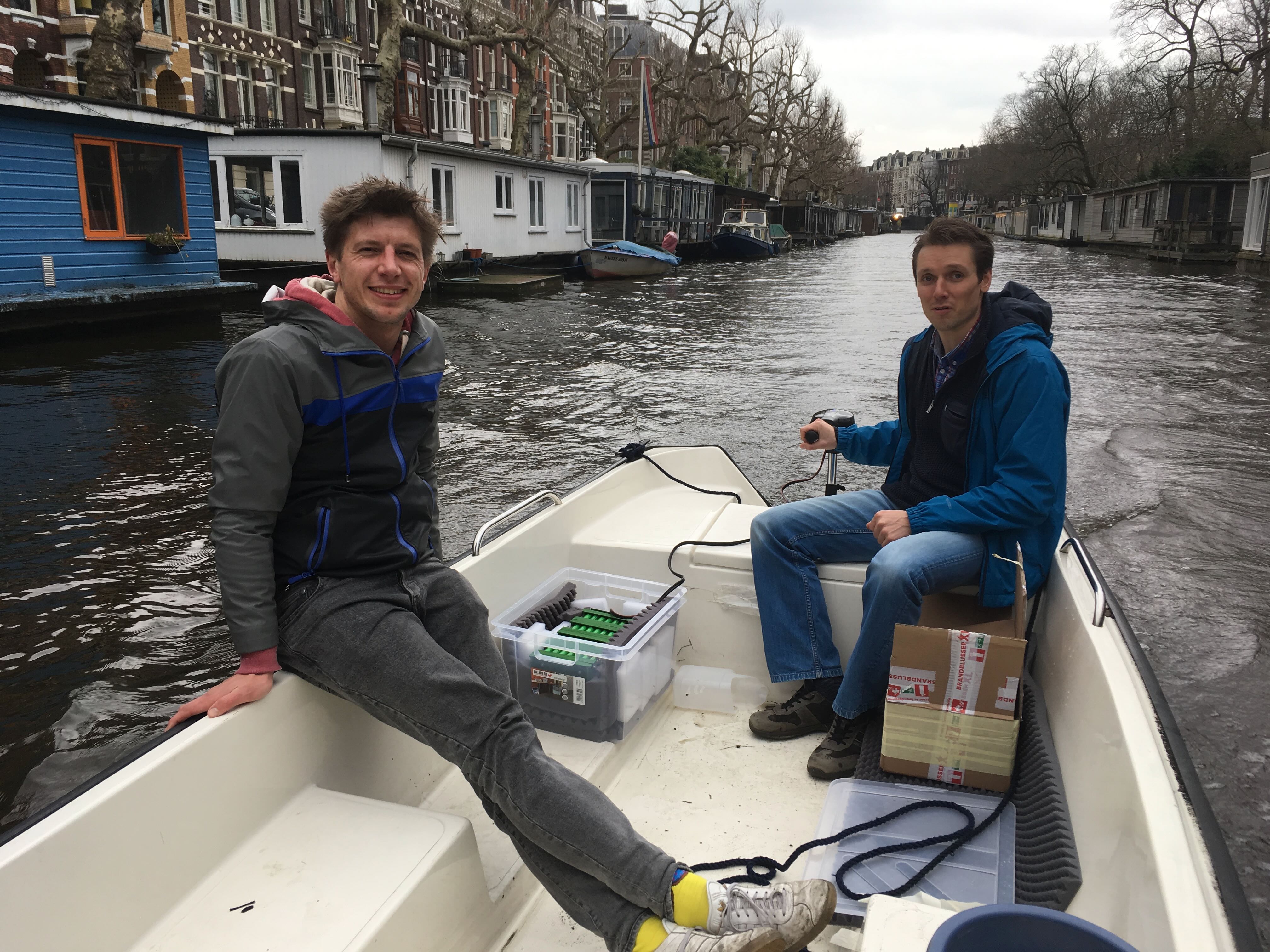 founding team met eerste productieklare Voltogo batterij